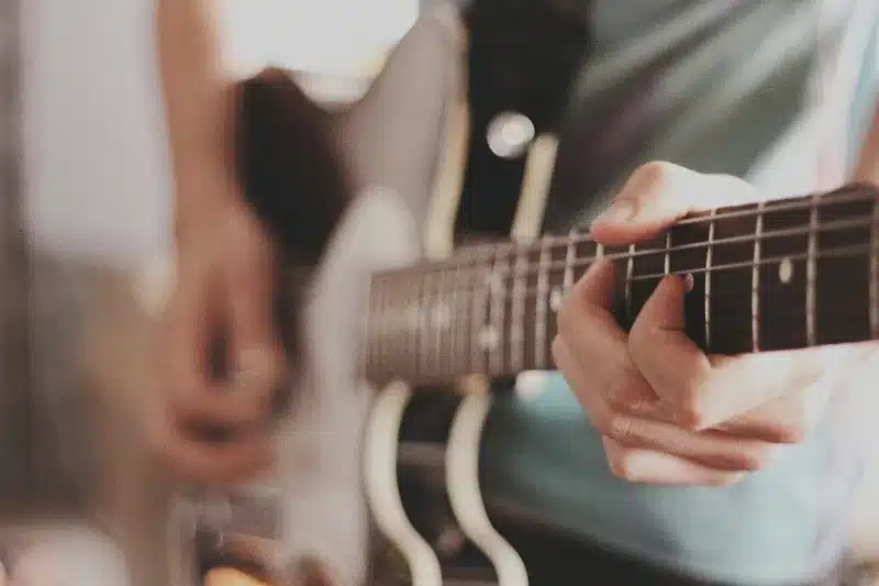 Como usar a técnica de bending na guitarra para solos poderosos?