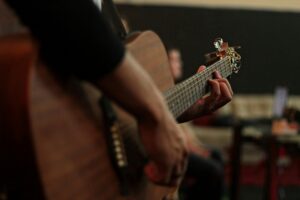 tocar-dedos-fingerpicking-técnica-cordas-padrões-clássica-criar-diferentes-precisão