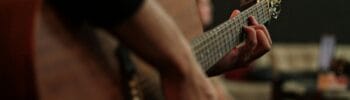 tocar-dedos-fingerpicking-técnica-cordas-padrões-clássica-criar-diferentes-precisão