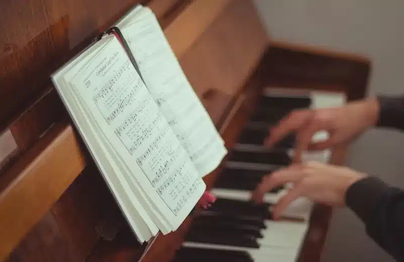 Descubra como fazer uma transição suave entre acordes no piano