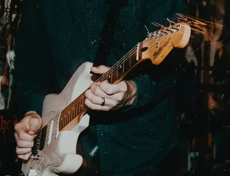 picking-técnica-movimentos-sweep-guitarra-mãos-aplicações-palheta