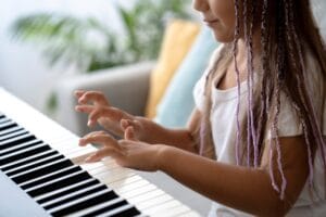 música-sabra-escola-alunos-musicalização-cursos-musical-sociais-transformador