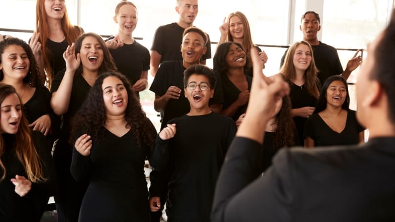 coral-libra-sabra-comunicação-visual-acessível-inclusão-social-artística-apresentação-cultural-impacto-músicas-pessoas-promove-público-surdas-transforma-culturais-acessibilidade